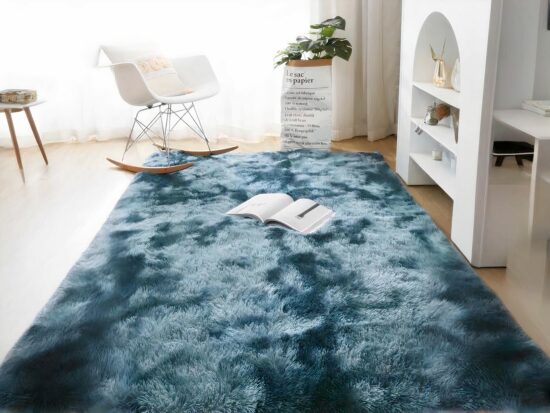 Tapis cocooning bleu décoratif avec chaise devant une fenetre