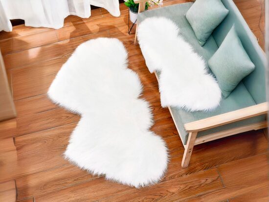 Tapis cocooning coeur blanc devant canapé vert
