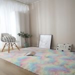 Tapis cocooning coloré style arc-en-ciel dans une chambre avec une belle chaise