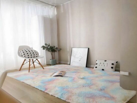 Tapis cocooning coloré style arc-en-ciel dans une chambre avec une belle chaise