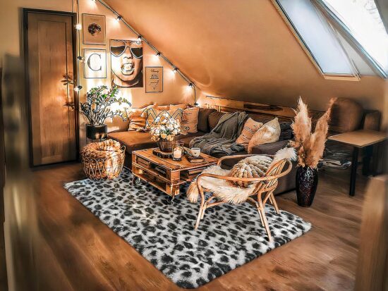 Tapis cocooning effet léopard avec tableu plafonnier et canape