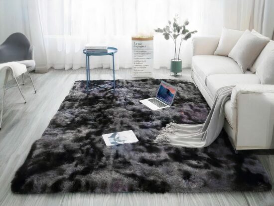 Tapis cocooning gris anti derapant devant canapé blanc
