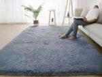 Tapis cocooning gris tout mignon avec une plante verte devant la fenetre