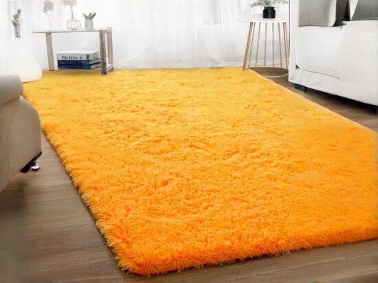 Tapis cocooning orange á poils fins dans un sallon devant une fenetre