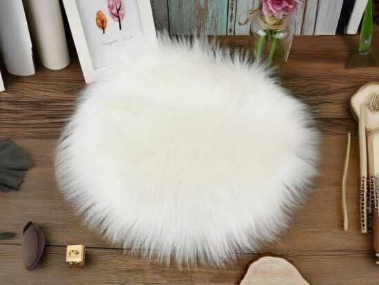 Tapis cocooning pour chaise. Bonne qualité, confortable et à la mode, couleur blanc dans une maison