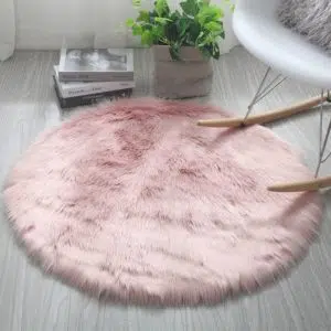 Tapis cocooning rond rose avec chaise blanche