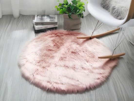 Tapis cocooning rond rose avec chaise blanche