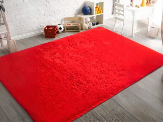 Tapis cocooning rouge dans une chambre d'enfant avec jouets