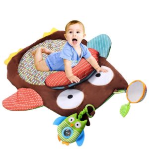 Tapis d'éveil pour bébé en forme de chouette colorée avec un petit garçon qui joue dessus