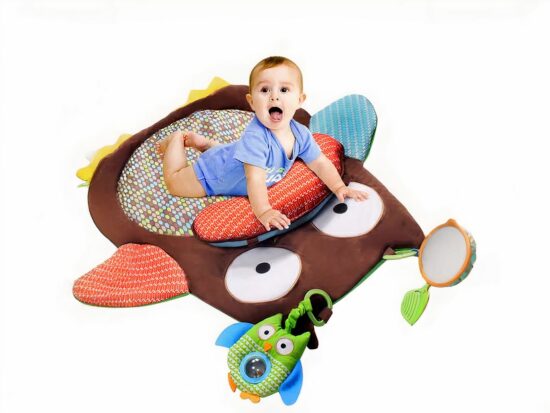 Tapis d'éveil pour bébé en forme de chouette colorée avec un petit garçon qui joue dessus