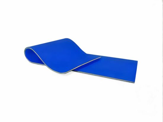 Tapis de piscine bleu replié