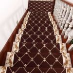 Tapis d'escalier à motifs royaux. Bonne qualité, confortable pour escalier dans une maison.
