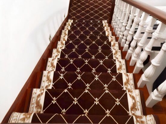 Tapis d'escalier à motifs royaux. Bonne qualité, confortable pour escalier dans une maison.