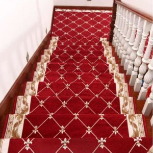 Tapis d'escalier coloré en fausse fourrure. Bonne qualité et très confortable dans une maison