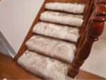 tapis d'escalier à poil beige sur des escaliers