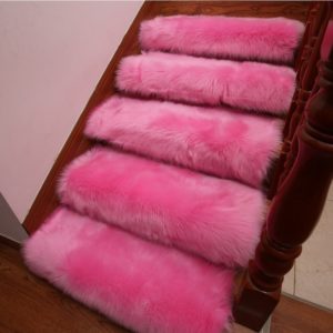 Tapis d'escalier coloré en fausse fourrure. Bonne qualité, très confortable, couleur rose