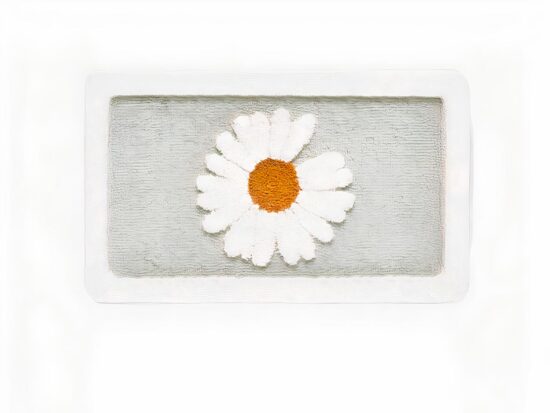 Tapis de bain à motif marguerite. Bonne qualité et très confortable, couleur grise avec une fleur au centre