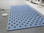 Tapis de bain anti-chute à ventouses. Bonne qualité, très à la mode, de couleur bleue dans une maison