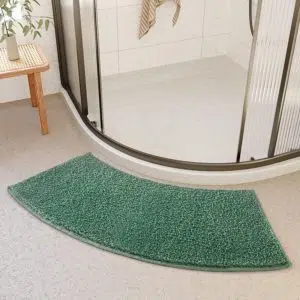 image d'un tapis de douche d'angle vert devant la douche