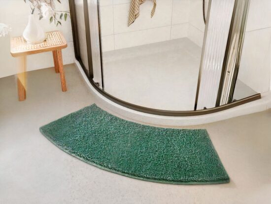 image d'un tapis de douche d'angle vert devant la douche