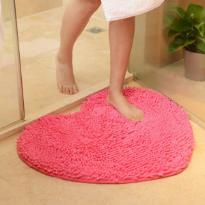 Tapis de bain en forme de cœur. Bonne qualité, très confortable, couleur rose pour salle de bain
