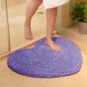 Tapis de bain en forme de . Bonne qualité, confortable, couleur violette pour maison.