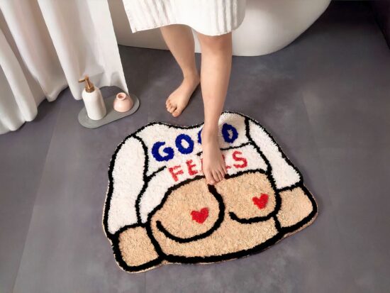 tapis de salle de bain avec poitrine de femme et tee shirt blanc