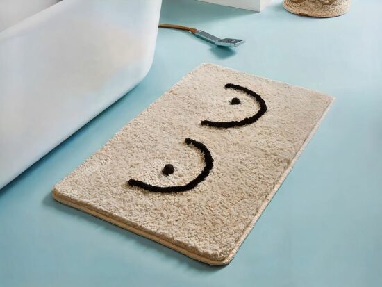 tapis de bain noir et blanc illustré avec une poitrine de femme