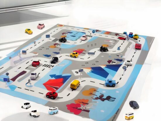Tapis de circuit de voiture coloré et petites voitures jaunes