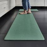 tapis de cuisine rectangulaire vert et pieds de femme