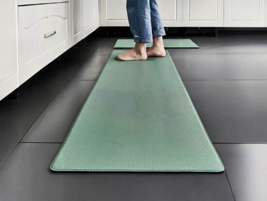 Tapis de yoga avec repères de position. Bonne qualité et très tendance pour cuisine