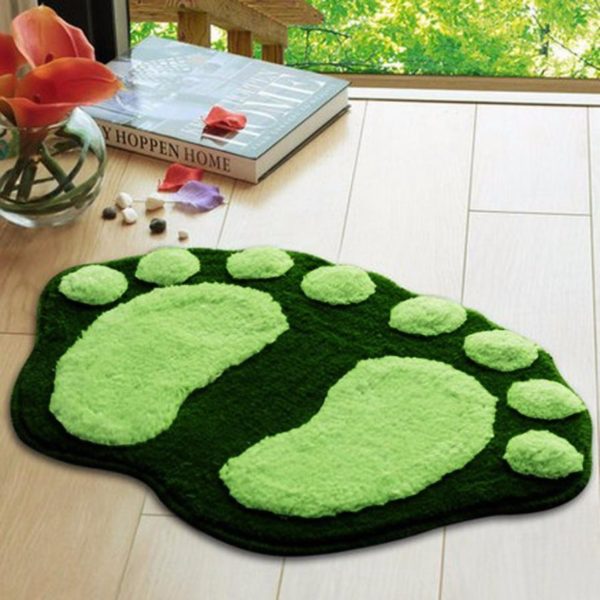 tapis rond vert avec empreinte de pieds en vert clair