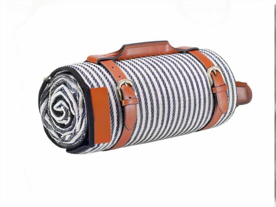 Tapis de jardin à rayures bleu et blanc avec une attache en cuir marron