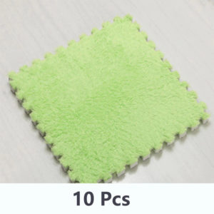 morceau de tapis puzzle pour enfant vert sur fond blanc