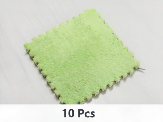 morceau de tapis puzzle pour enfant vert sur fond blanc