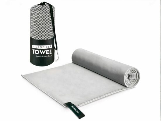 Tapis de plage portable avec grand sac de rangement. Bonne qualité, très pratique et à la mode de couleur grise avec un logos towel