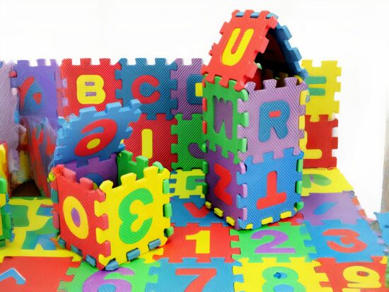 Château coloré fait avec des tapis puzzle alphanumériques