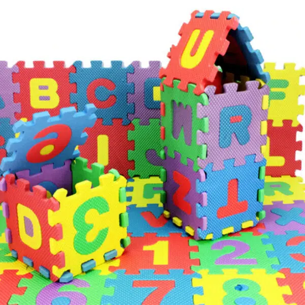 Château coloré fait avec des tapis puzzle alphanumériques