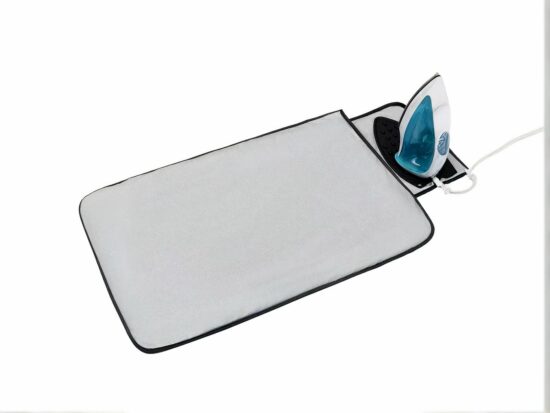 Tapis de repassage gris avec un fer à repasser bleu et blanc
