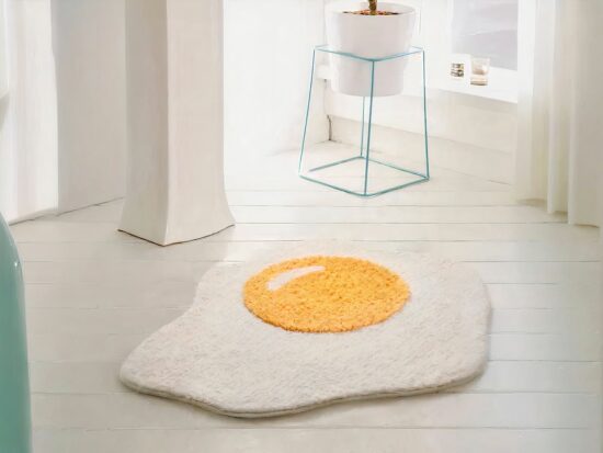 Tapis de salle de bain amusant et antidérapant en forme d'œuf sur sol blanc