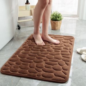 tapis de salle de bain marron imitation de galet et pieds de femme