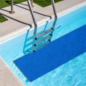 Escalier de piscine avec tapis de piscine bleu antidérapant