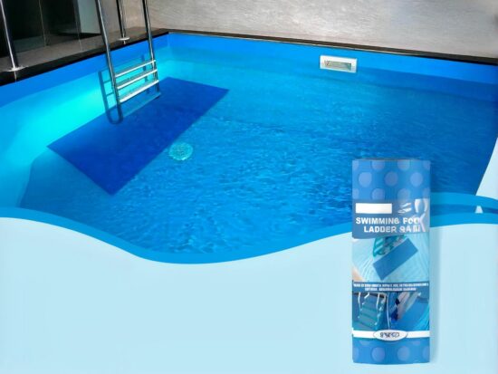 Escalier de piscine avec tapis de piscine bleu antidérapant