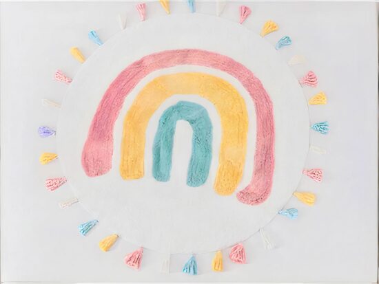 tapis rond blanc avec motif arc en ciel et pompons