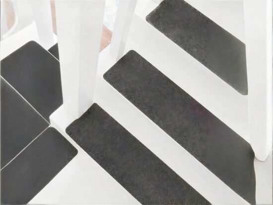 Tapis d'escalier gris avec rambarde blanche en bois