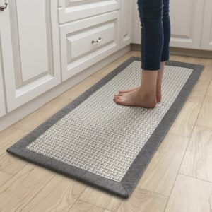 tapis de cuisine rectangulaire gris avec pieds de femme
