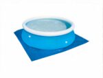 Piscine hors sol ronde sur un tapis de piscine bleu carré