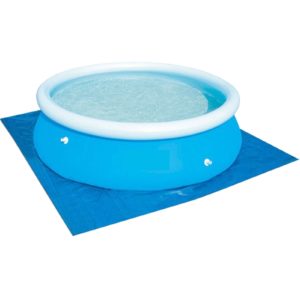 Piscine hors sol ronde sur un tapis de piscine bleu carré