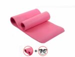 Tapis de yoga rose enroulé avec attache élastique noire