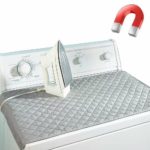 Tapis de rapasage gris sur machine à laver blanche avec un fer à repasser et un petit aimant rouge